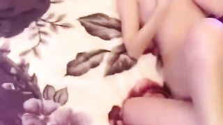 【69堂午夜视频】渣男半夜带好兄弟回家玩女友，在睡梦中的女友被拉起来强行3P，两根鸡吧轮流交替，插得白浆四溢