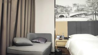 【69堂午夜视频】3800点儿也不亏，美乳翘臀肤白胜雪，温柔配合屌丝今夜赚大了