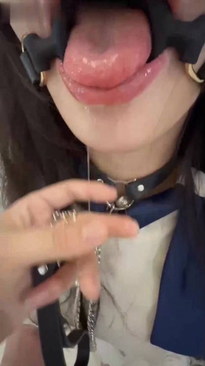 【69堂午夜视频】把工装OL的气质姐姐拴着狗链调教，口塞像母狗一样，小穴全湿中出内射