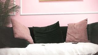 【69堂午夜视频】近景沙发啪啪，AV视角看鲍鱼，后入娇喘不断刺激劲爆