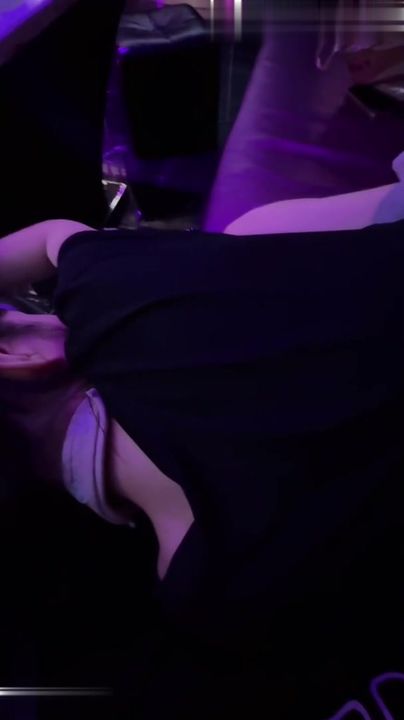 【69堂午夜视频】和偷操半年的亲妹妹在KTV激情开操年纪小就是听话，这骚叫声也是没谁了，骨子里的贱货