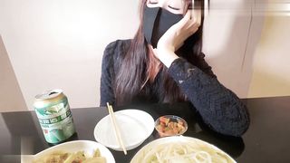 【69堂午夜视频】哥哥接到客户电话出去应酬，我在家套路嫂子喝酒