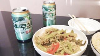 【69堂午夜视频】哥哥接到客户电话出去应酬，我在家套路嫂子喝酒