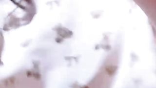 【69堂午夜视频】抓往假期的尾巴，趁着爸妈不在家，在客厅沙发上强行让妹妹帮我口交