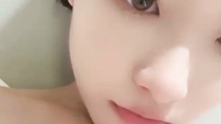 【69堂午夜视频】全程露脸大秀直播发骚，跟狼友互动撩骚各种展示，舔弄小哥大鸡巴，无套抽插激情上位