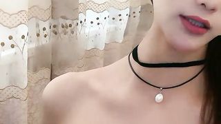 【69堂午夜视频】大白天气质高挑女神，完美露脸道具深喉，搓奶挤胸