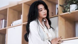 【69堂午夜视频】工人强插色气人妻 背着残疾丈夫狂抽插