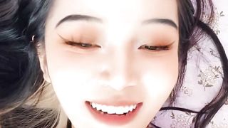 【69堂午夜视频】新来的大奶少妇浴室洗完澡到床上诱惑狼友，揉捏性感的大奶子，掰开逼逼给狼友看，撅着屁股求草，精彩别错过