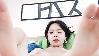 【69堂午夜视频】新来的小少妇颜值不错玩的嗨，全程露脸浴室抠逼发骚浪叫，逼毛都湿透了骚逼特写展示，跳蛋摩擦道具抽插真骚