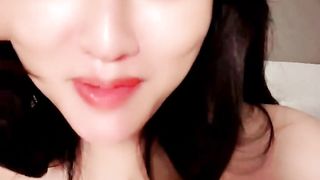 【69堂午夜视频】新来的气质美人妻，妩媚风情很是诱惑，揉奶玩逼互动撩骚特写展示，逼逼里塞跳蛋高潮喷尿，自己舔手上的淫水