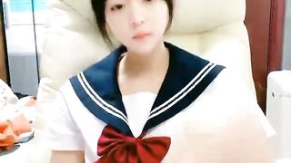 【69堂午夜视频】清纯乖巧邻家妹妹新买的学生制服，穿上给大家看，撩起里面穿着连体内裤，掰开粉穴特写，手指扣入表情很享受