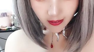 【69堂午夜视频】高颜值短发极品御姐女仆情趣诱惑，撩骚互动听指挥脱光光揉奶玩逼，口交假鸡巴道具抽插掰开给狼友看特写好骚