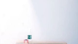 喂不饱的小妖精全程露脸跟大哥玩3P，让两哥轮流爆草干尿了，深喉口交大鸡巴多体位爆草蹂躏，骚穴特写好刺激