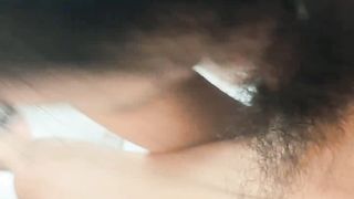 我的母狗妹妹，乖巧听话无毛逼，让小哥骑在脖子上草嘴深喉，压在身下无套插入给小哥舔手指，浪叫呻吟好骚啊