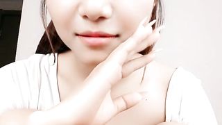 颜值不错的小少妇露脸激情大秀，逼里塞着炮击抽插，跟狼友撩骚互动脱光光，揉奶玩逼跳蛋自慰淫荡，浪叫不止