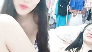 【69堂午夜视频】清纯邻家小妹来袭！双马尾眼镜一脸清纯！和闺蜜一起收费房，连体网袜玩振动棒，让闺蜜来帮忙