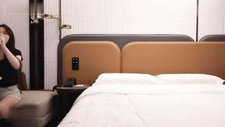 【69堂午夜视频】身材苗条颜值高，穿的齐逼小短裤来，口活挺好就是不太配合，才干没多久就催我说她受不了了