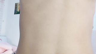 【69堂午夜视频】长发高颜值妹子，全裸道具自慰，手指掰开阴唇按摩刺激阴蒂，直播洗澡