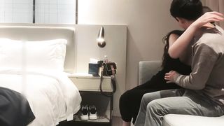 【69堂午夜视频】微胖长发嫩妹被狠狠摁在床上打桩爆操，坦克的骚穴操起来就是爽