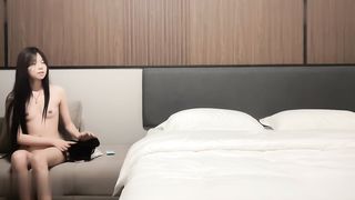 【69堂午夜视频】高个子双腿笔直的妹妹，体重只有86斤，一直推荐我找个丰满的说两个瘦的一起做不舒服，屁股挺翘，抽插几下