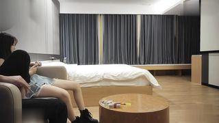 【69堂午夜视频】一个娇小可爱的小萝莉，刚下海什么都不会，重在听话让干嘛就干嘛，直接抱起来干她