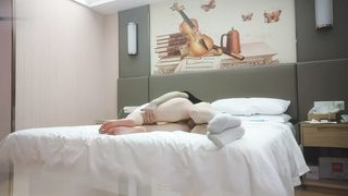 【69堂午夜视频】镜头插嘴深喉，顶级大白屁股，大力深插撞击很Q弹