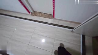 【69堂午夜视频】学校正式老师天台露出，逼里夹着别人的精子带回家给老公