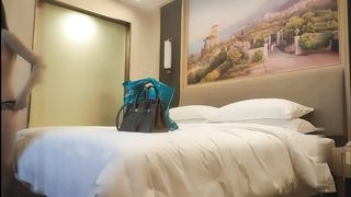 【69堂午夜视频】黑色皮衣妹高颜妹子神似张碧晨空姐制服换上挺诱人