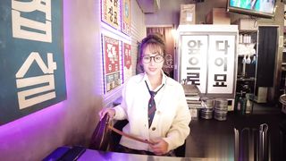 【69堂午夜视频】淫荡樱花妹吃完零食想要一些大鸡巴换换口味