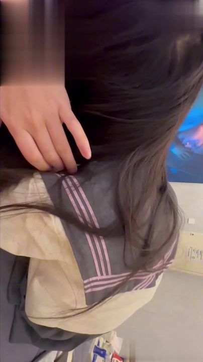 【69堂午夜视频】幼态萝莉反差穿红丝袜一开始说跟你做好舒服后来发现情况不对了一直叫喊着不要了