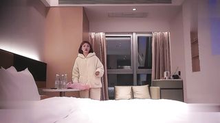 【69堂午夜视频】今天约了个眉眼儿很好看的短发女大下课之后偷偷出来兼职各种姿势玩了一遍后又换上JK继续