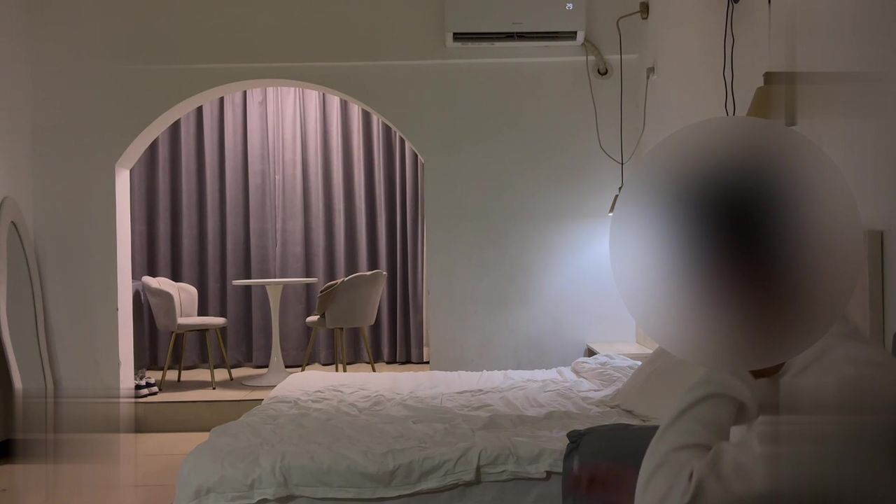 【69堂午夜视频】身材苗条没赘肉皮肤雪白口交的时候鸡巴直接被她吃到喉咙里小穴很紧
