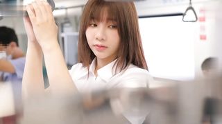 【69堂午夜视频】网红女优OL制服美女电车遇痴汉黑丝美腿羞耻的在多人面前被侵犯