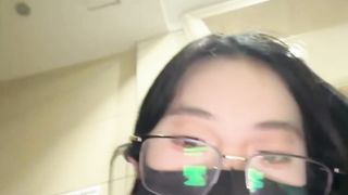 【69堂午夜视频】眼镜骚货户外直播玩逼强力震动高潮失禁