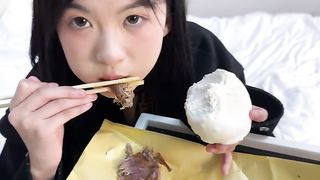 【69堂午夜视频】豹纹精神小妹用一顿麻辣烫就拿下了